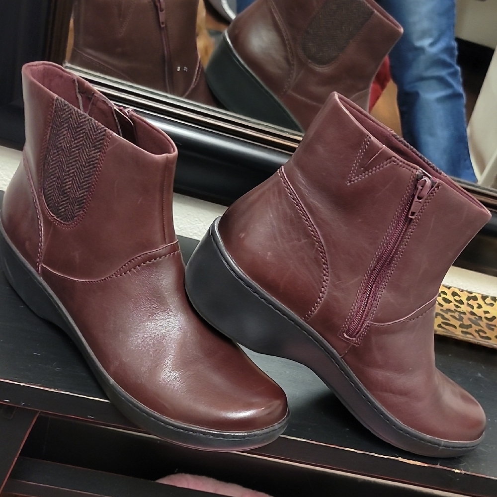 CLARKS Women's Delana Joleen Boot Burgundy Leather Sz 12 MEDIUM WIDTH